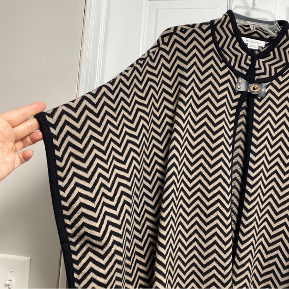 Liz Claiborne Sweater Poncho L/XL Black and Beige Chevron leather buckle closure - Picture 6 of 12